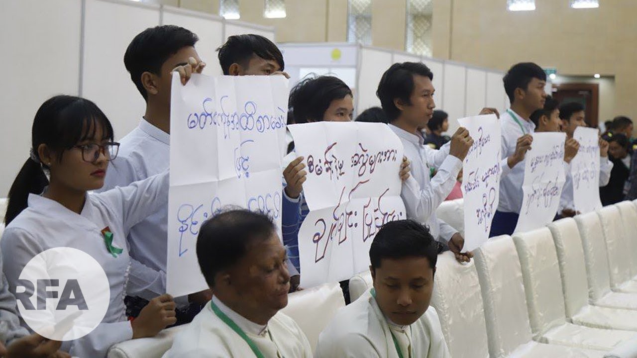 မိန့်ခွန်းပြောချိန် ဆန္ဒပြသူတို့ကို ဒေါ်အောင်ဆန်းစုကြည် ဝေဖန်