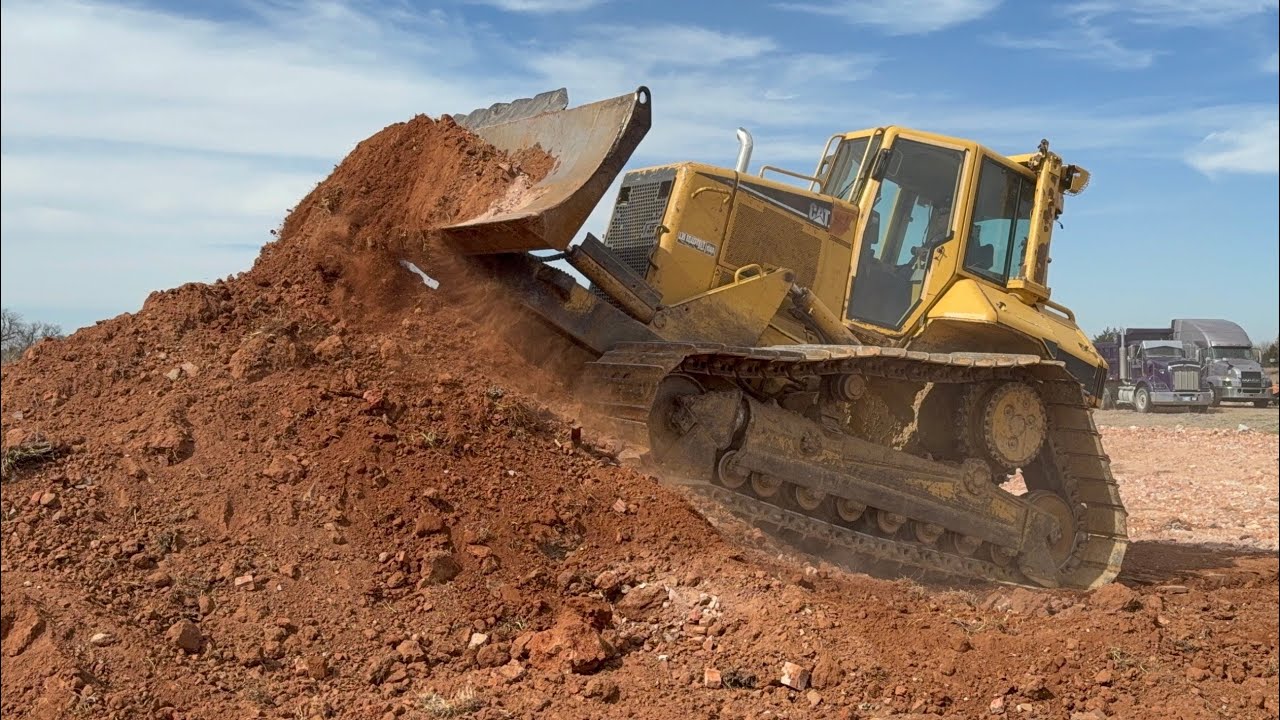 Продается подержанный бульдозер Cat D6 с высокими гусеницами.