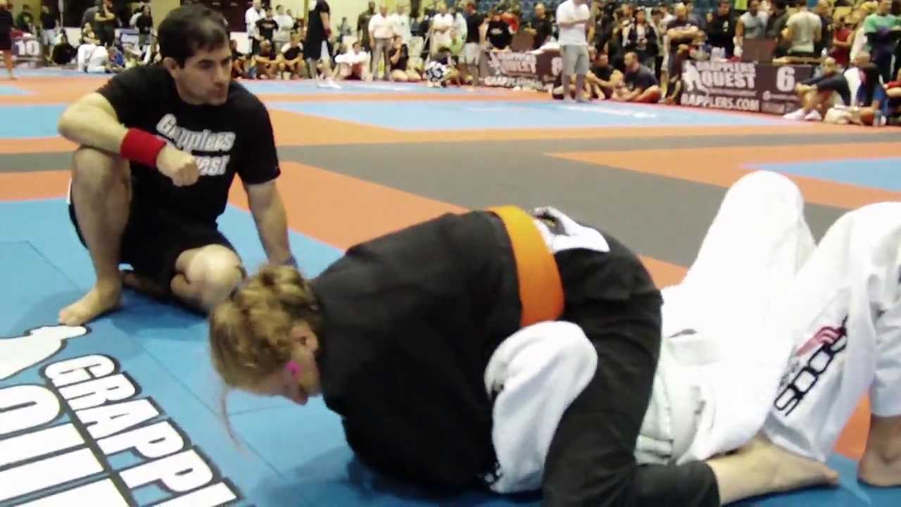 Девочка побеждает мальчика — Аманда Леве на финале турнира Grapplers Quest USA 2009 года по грэпп...