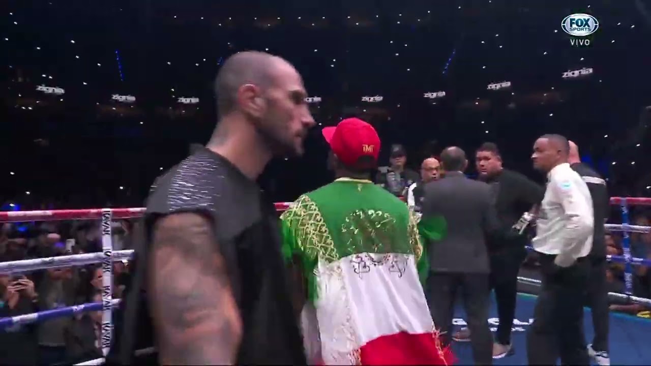 Natanael Cantando en la pelea de Floyd (El Toro Encartado y Pacas De Billetes)