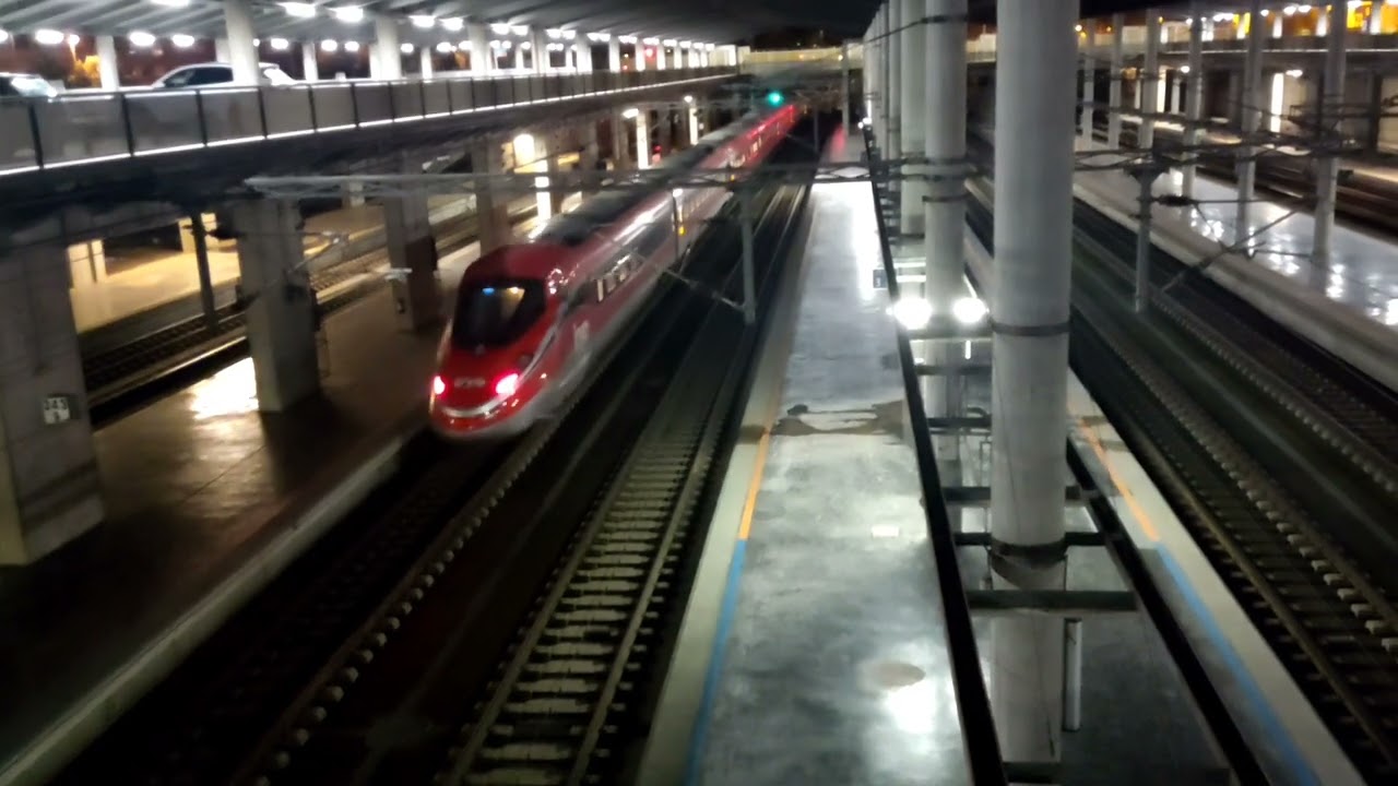 Iryo Serie 109 saliendo de la estación de Córdoba de madrugada