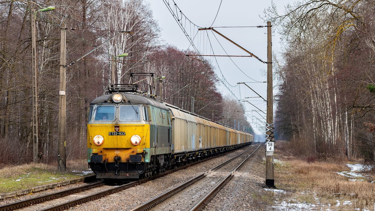 Dwa pociągi na SŁce w Nowym Prażmowie - ET22-933 z krytymi & 3E/1-56 Ecco Rail z intermodalnym