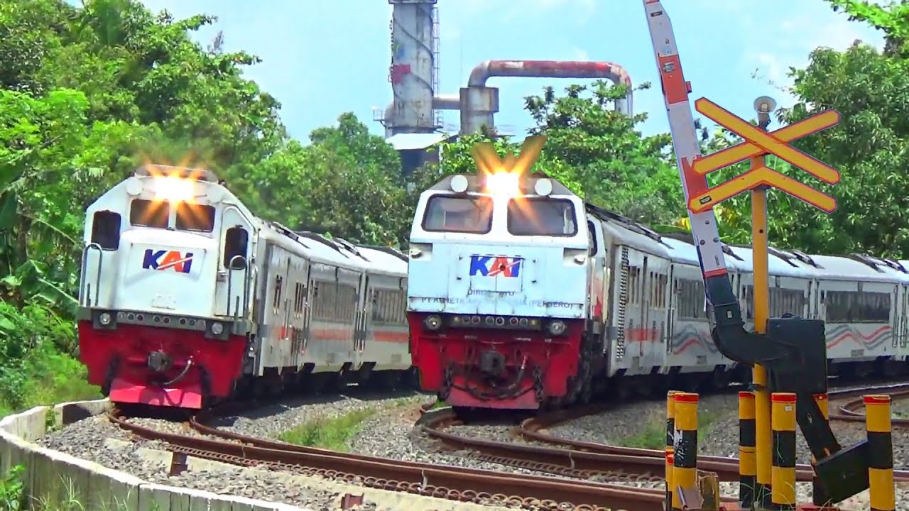 Railroad Crossing Indonesia | Kereta Api Super Ngebut di Perlintasan KA Stasiun Sragi