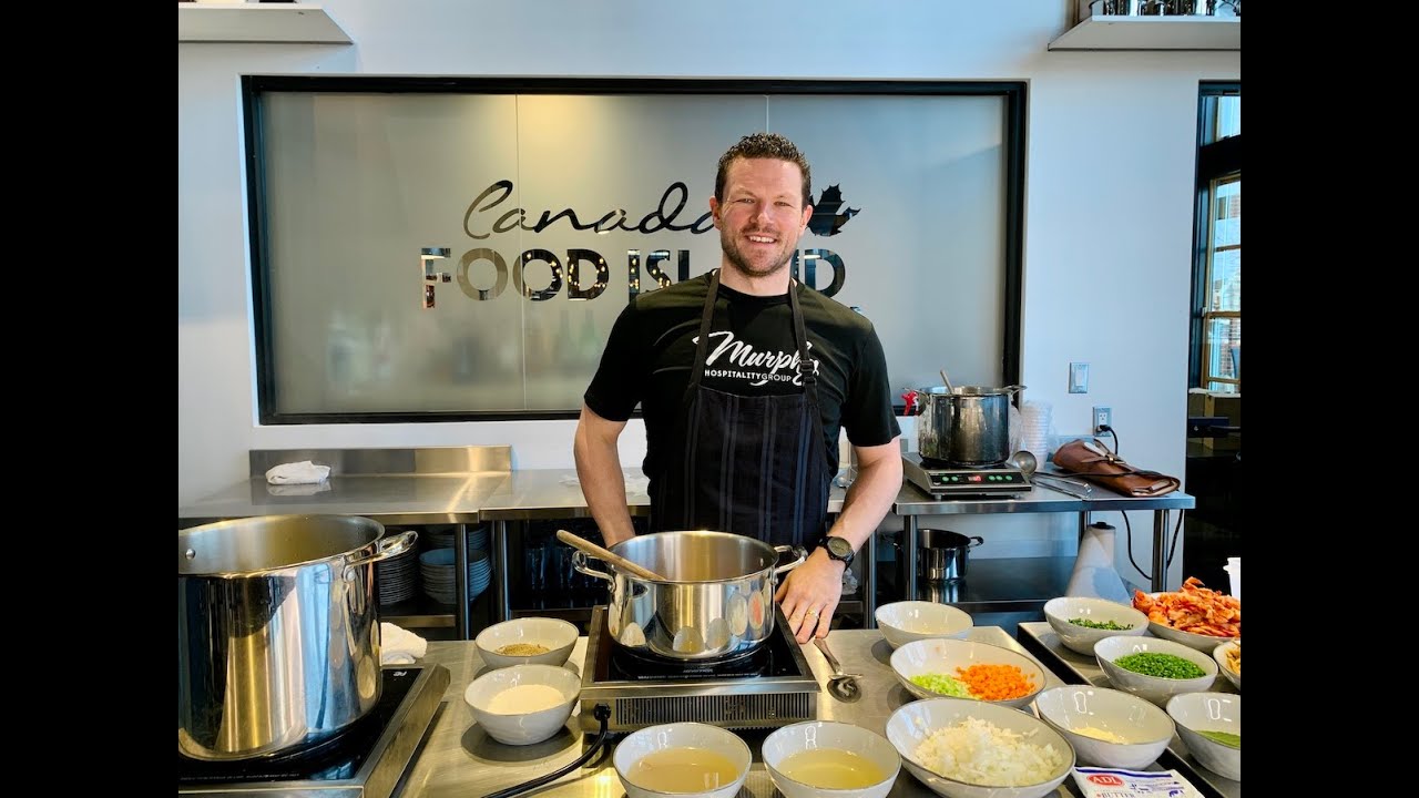 Уха из морепродуктов острова Принца Эдуарда с шеф-поваром Адамом Лу в Founders' Food Hall and Market