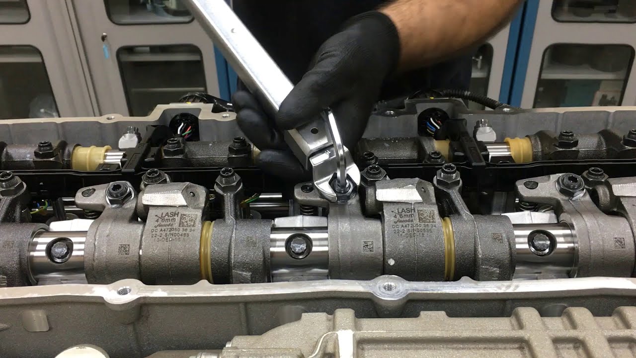 Novo Actros – Vídeo orientativo para a equipe de oficina. Regulagem Válvulas.