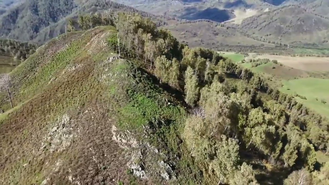 Гора с крестом, что парит над селом Камлак. Горный Алтай. 