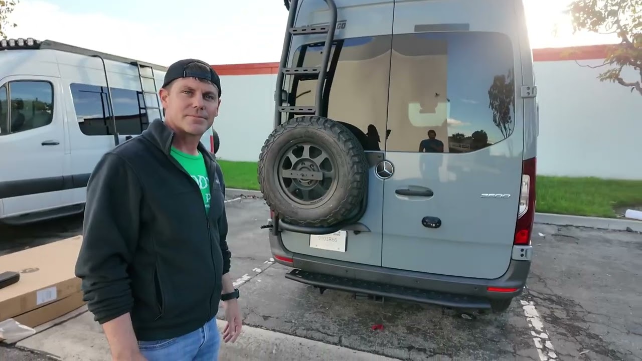 Мэтт рассказывает о задней подножке и держателе запасного колеса в Sprinter.