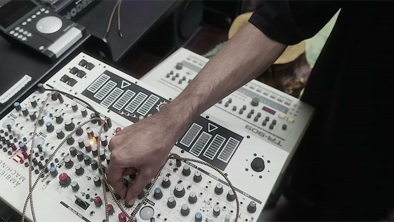 haunting minimal techno jam session with the #Solar42 and #tr909