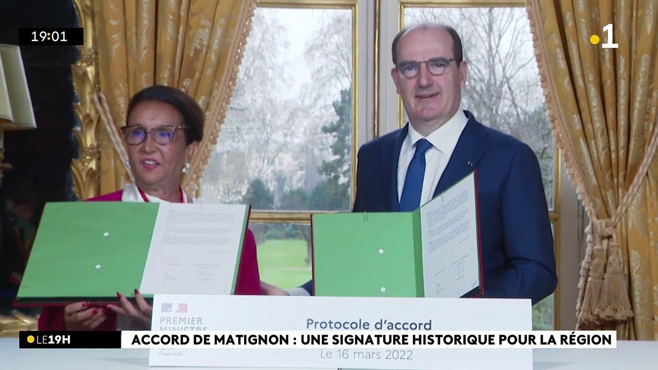 Huguette Bello signe à Matignon l’accord de financement de la fin des travaux de la NRL
