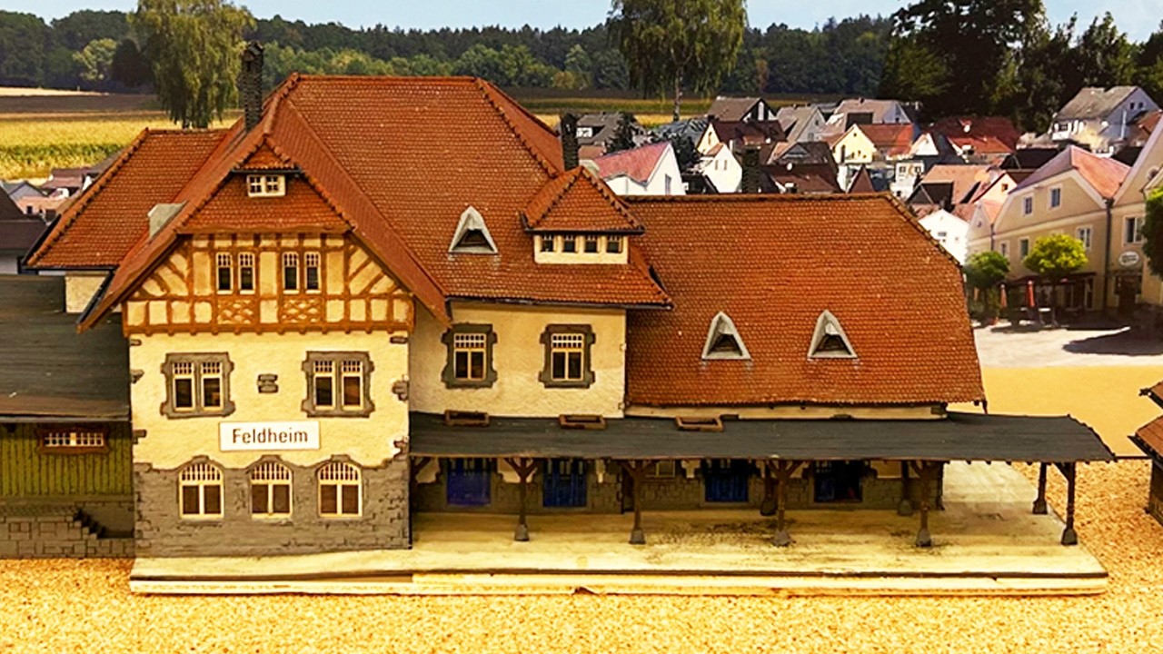 My model railroad dream layout: Assembling lasercut models (English subtitles)