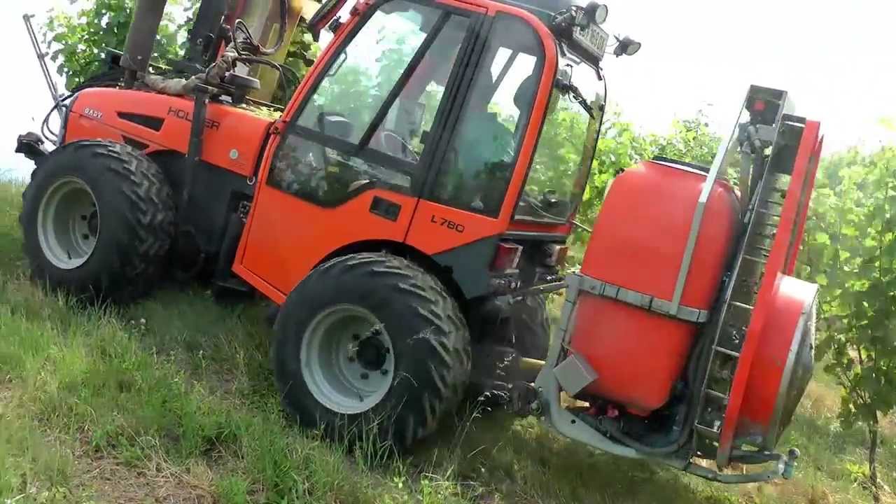 Holder L 780  s osečkovačem a rosičem ve vinici