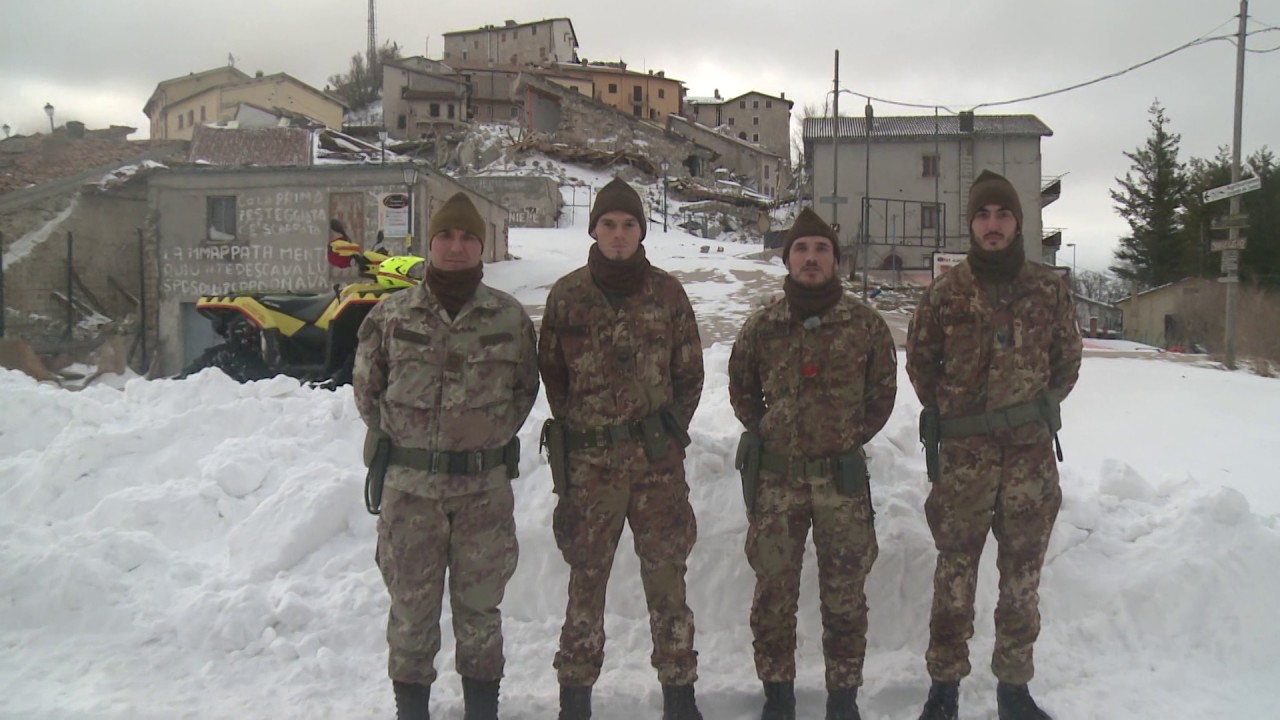 Reportage da Castelluccio vuota e isolata nella neve: solo gli alpini e 70 cavalli allo stato brado