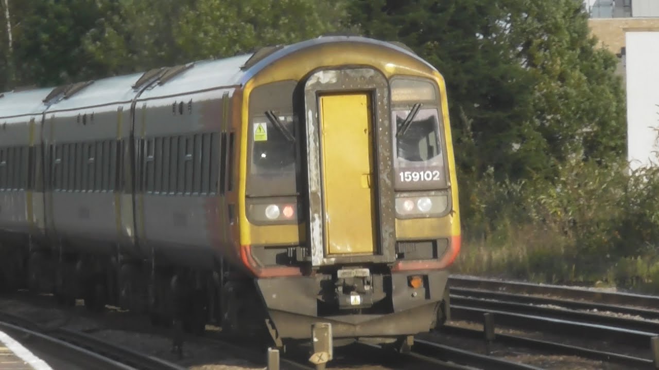 Trains at Raynes Park, SWML - 27/10/2021