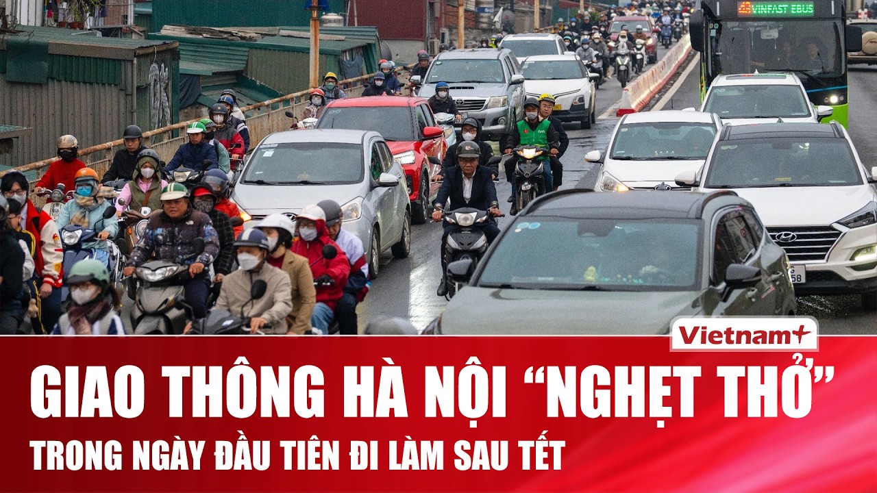 Đường phố Hà Nội “vỡ trận” sáng đầu tuần sau Tết, dòng xe ken đặc, nhích từng mét giờ cao điểm