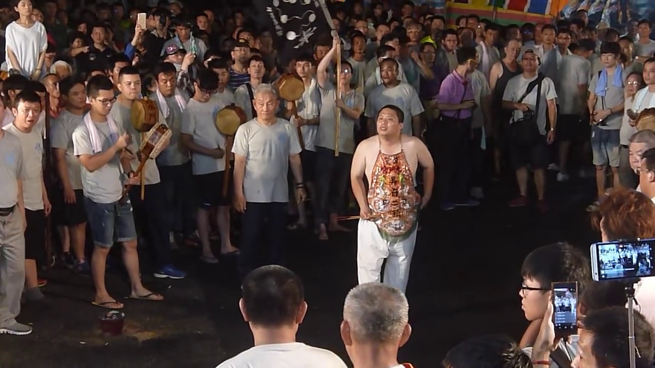 【南廠水門宮乩童王爺  吳府二鎮踏七星過爐開廟門入火安座】106.6.3.台南市南區南廠水門宮七府千歲往祖廟南廠保安宮謁祖進香暨回鑾入火安座大典