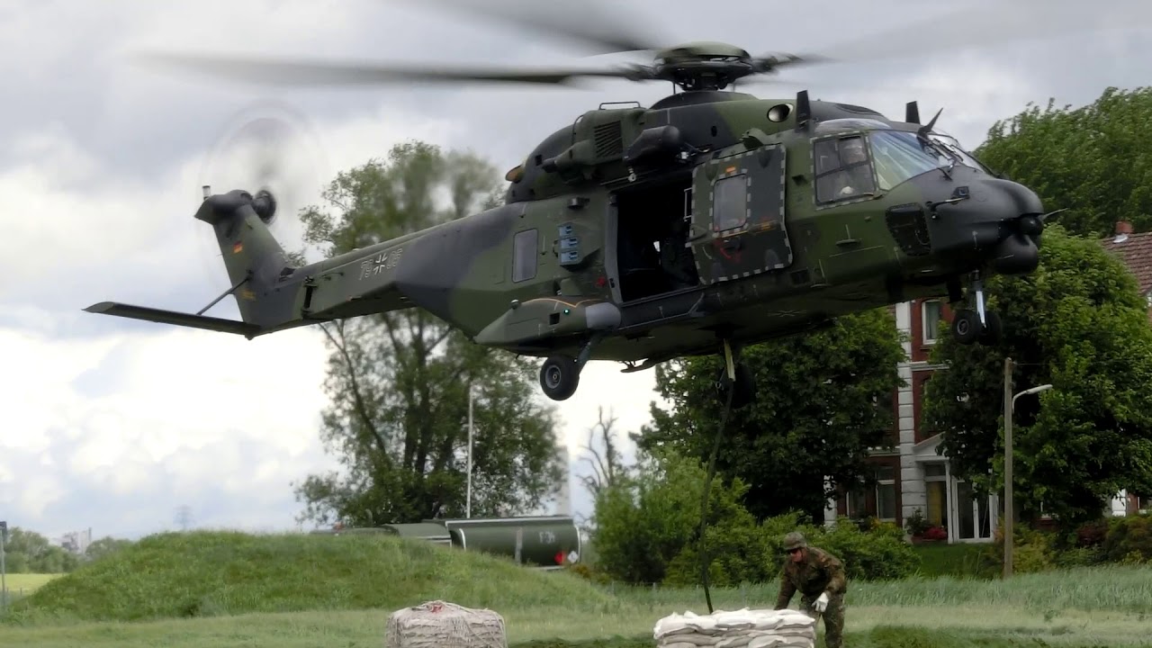 Deichverteidigung bei Hamburg mit NH90 und Bell UH-1D