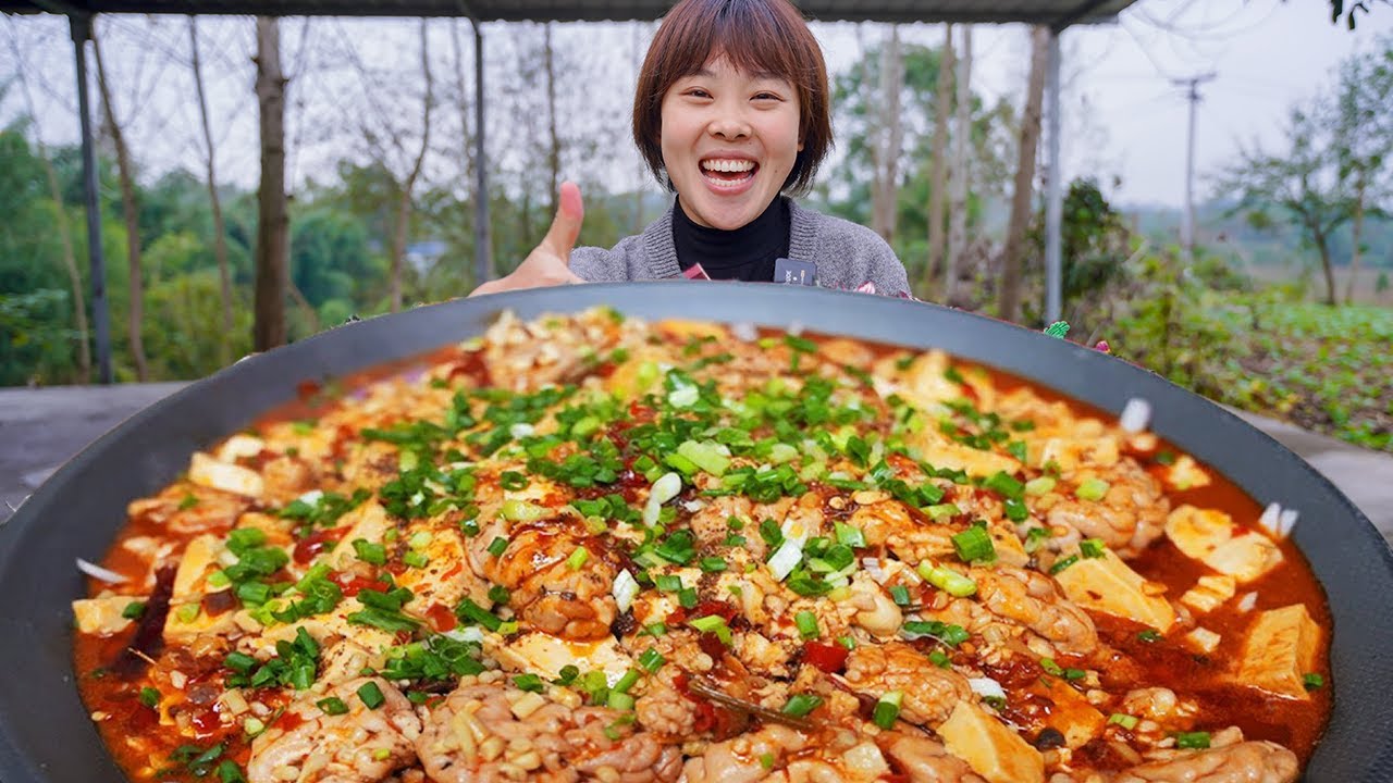 夜市的腦花沒吃夠，秋妹自己買來煮，配上老媽泡的酸蘿蔔，香辣爽口不擺了【顏美食】