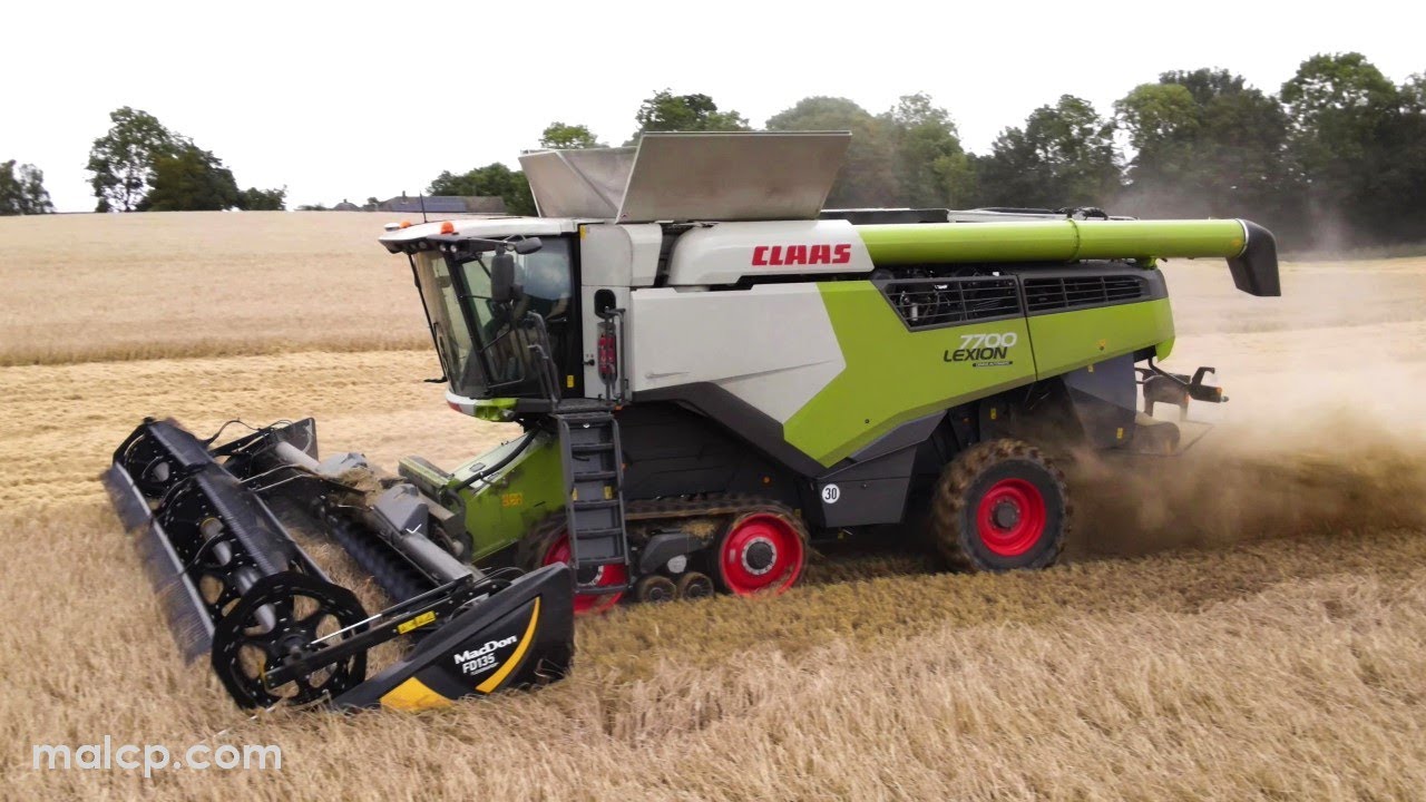 4Kᵁᴴᴰ Harvest 2023: Claas Lexion 7700 TT with a MacDon FD135 flex draper header cutting barley