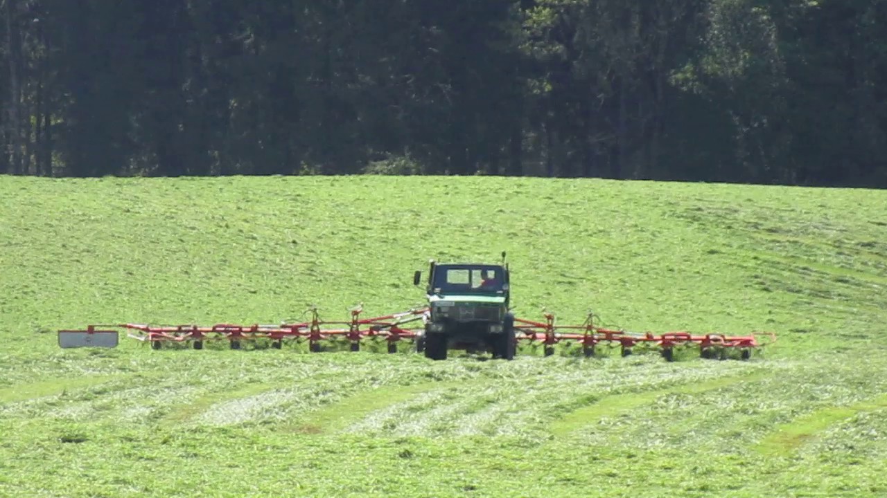 Im Allgäu mit einem Unimog Heu wenden