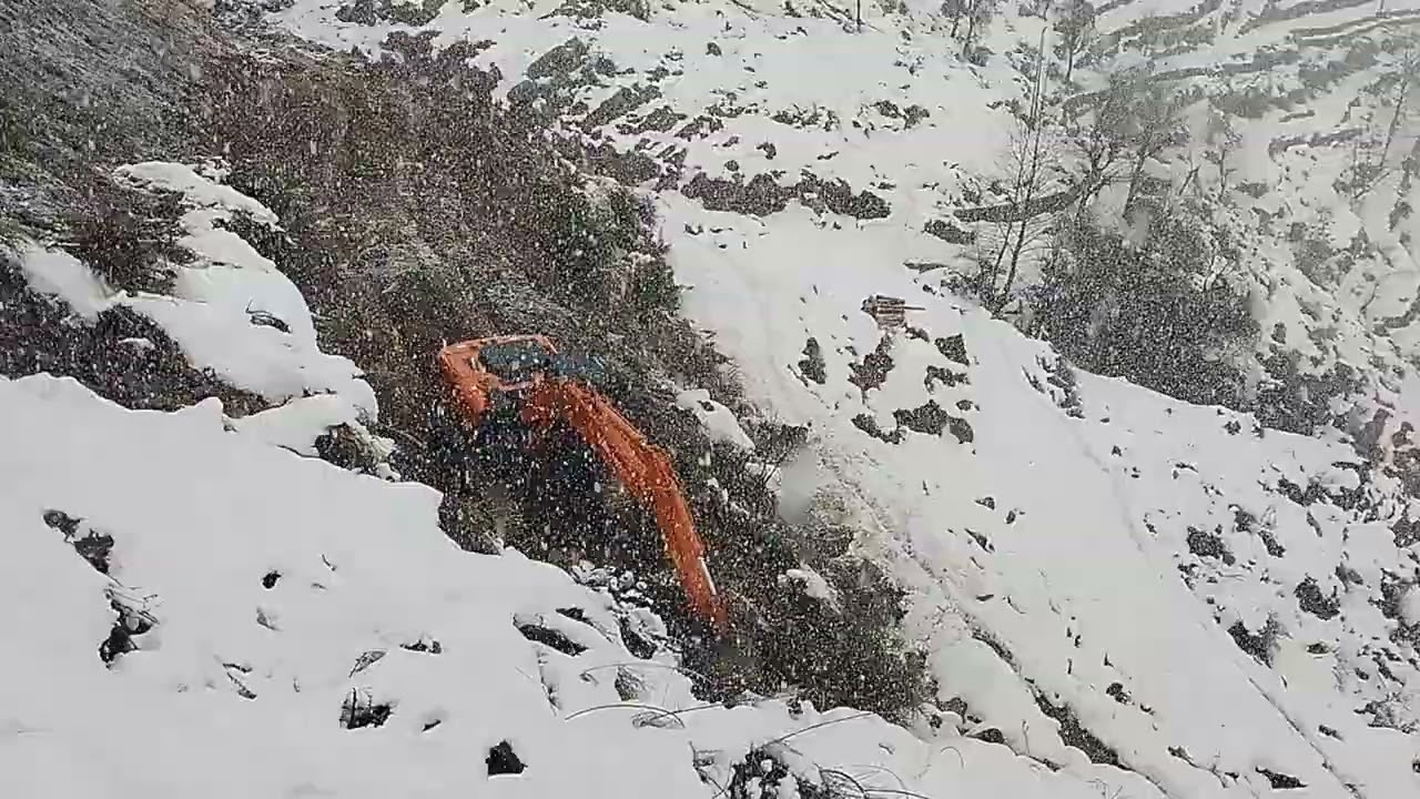 Work is also going on in the snow/ Excavator machine Tata Hitachiبرف باری میں بھی کام جاری ہے