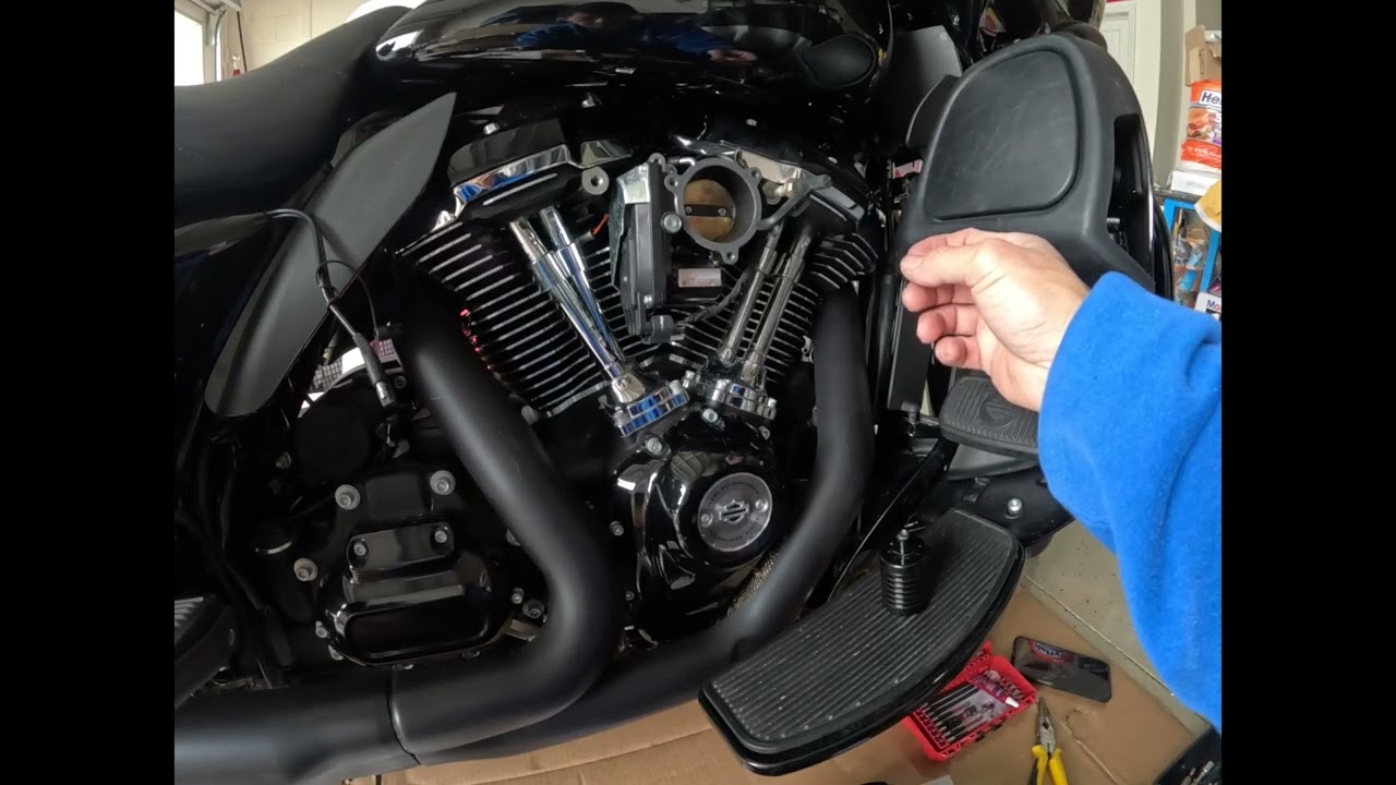 Harley Davidson Screaming Eagle Ventilator Extreme Air Cleaner with DKCustom Catch Can Install.