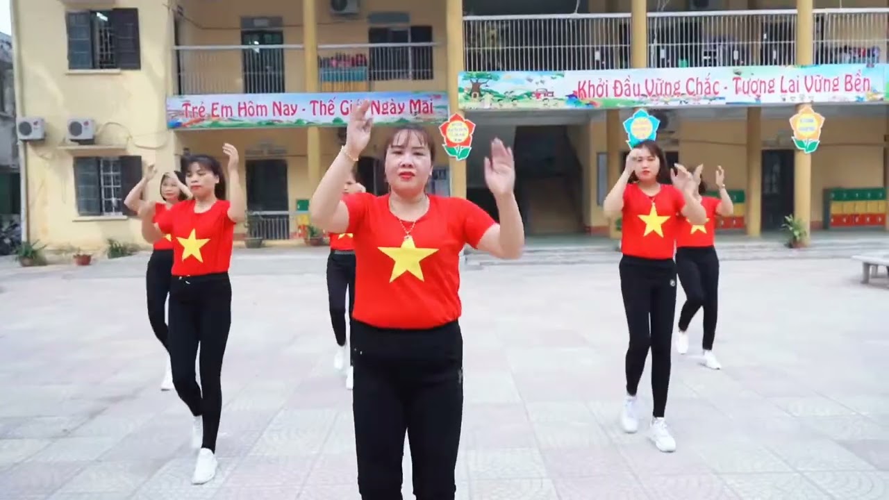 Bài tập thể dục giữa giờ nâng cao sức khỏe của cán bộ giáo viên trường mầm non Cẩm Xá 
