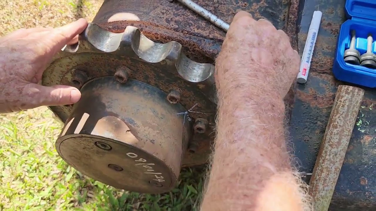 How to remove the excavator Sprocket and the roller