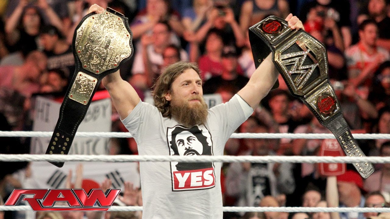 Дэниел Брайан празднует свою победу в чемпионате мира WWE в тяжёлом весе: Raw, 7 апреля 2014 г.