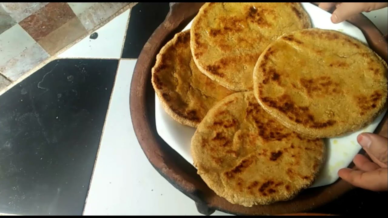 خبز الشعير اكل ودواء معجون بالعشوب والحلبه الخميره البلديه الطهي في فرن الطين