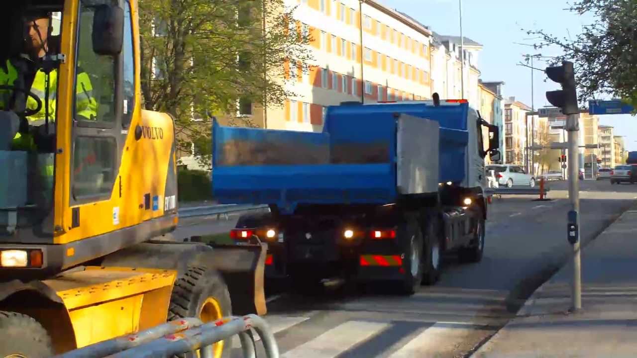 Volvo EW160B digging up a broken water pipe