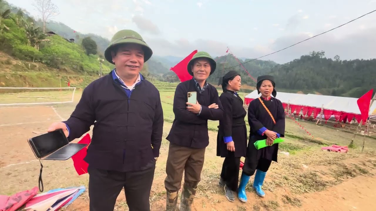 Các bạn hát ngày Hội lồng tồng điểm xã Hồng phong ngày mùng 10 vui quá 