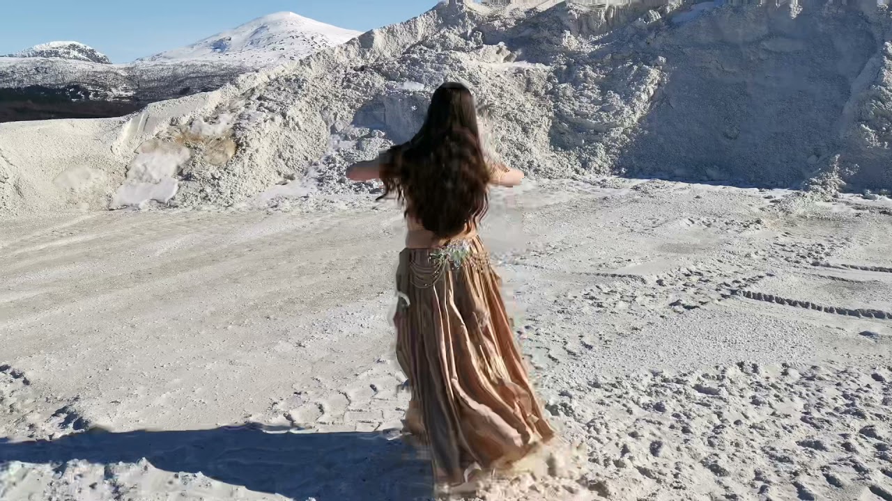 Belly dancing to Bel Bont El3areedh