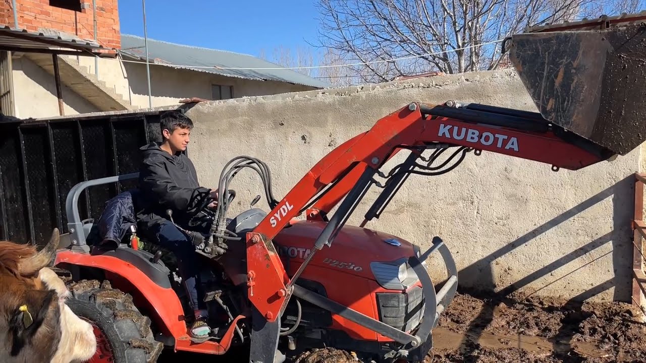 ÇOCUKLARA KARNE HEDİYESİ MİNİ KEPÇE KUBOTA B 2530 ALDIK ÇOK SEVİNDİLER 👍👍👍