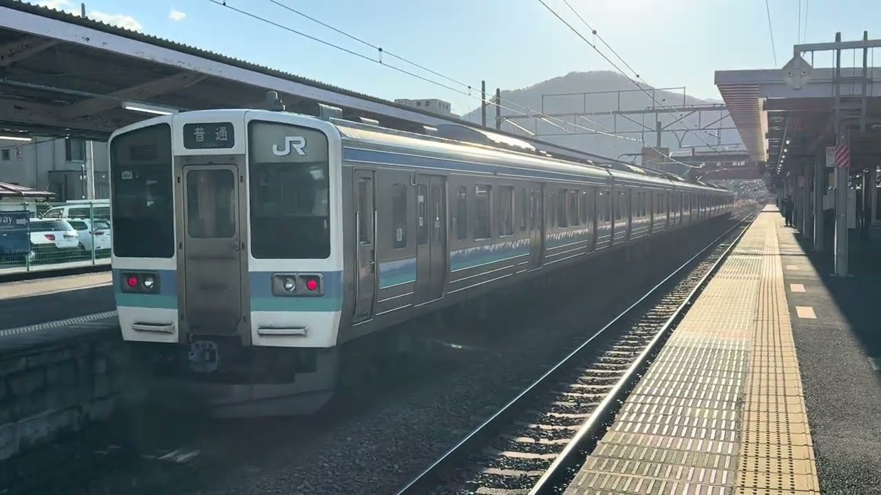 211系0番台N601編成が大月駅を入線、発車するシーン