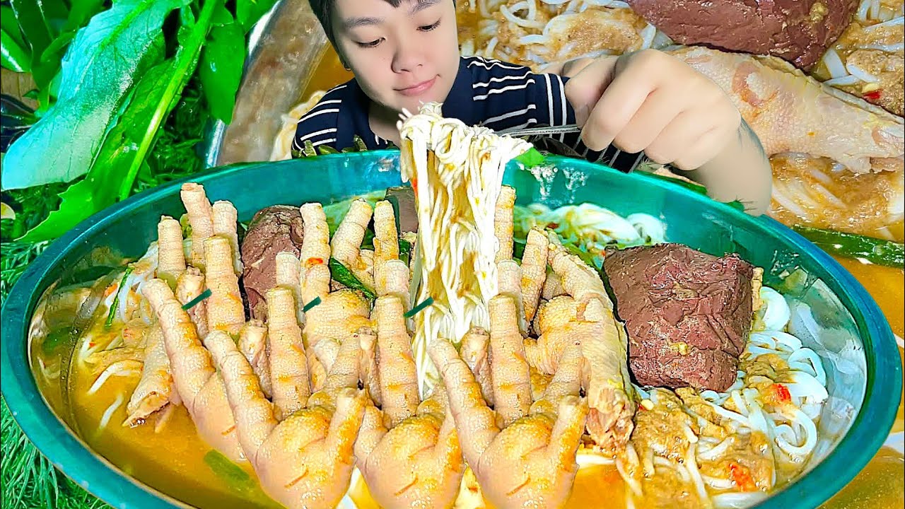 ขนมจีนน้ำยาป่าตีนไก่ เเกล้มผักสดหลายอย่างเเซ่บคักอีหลีจ้า