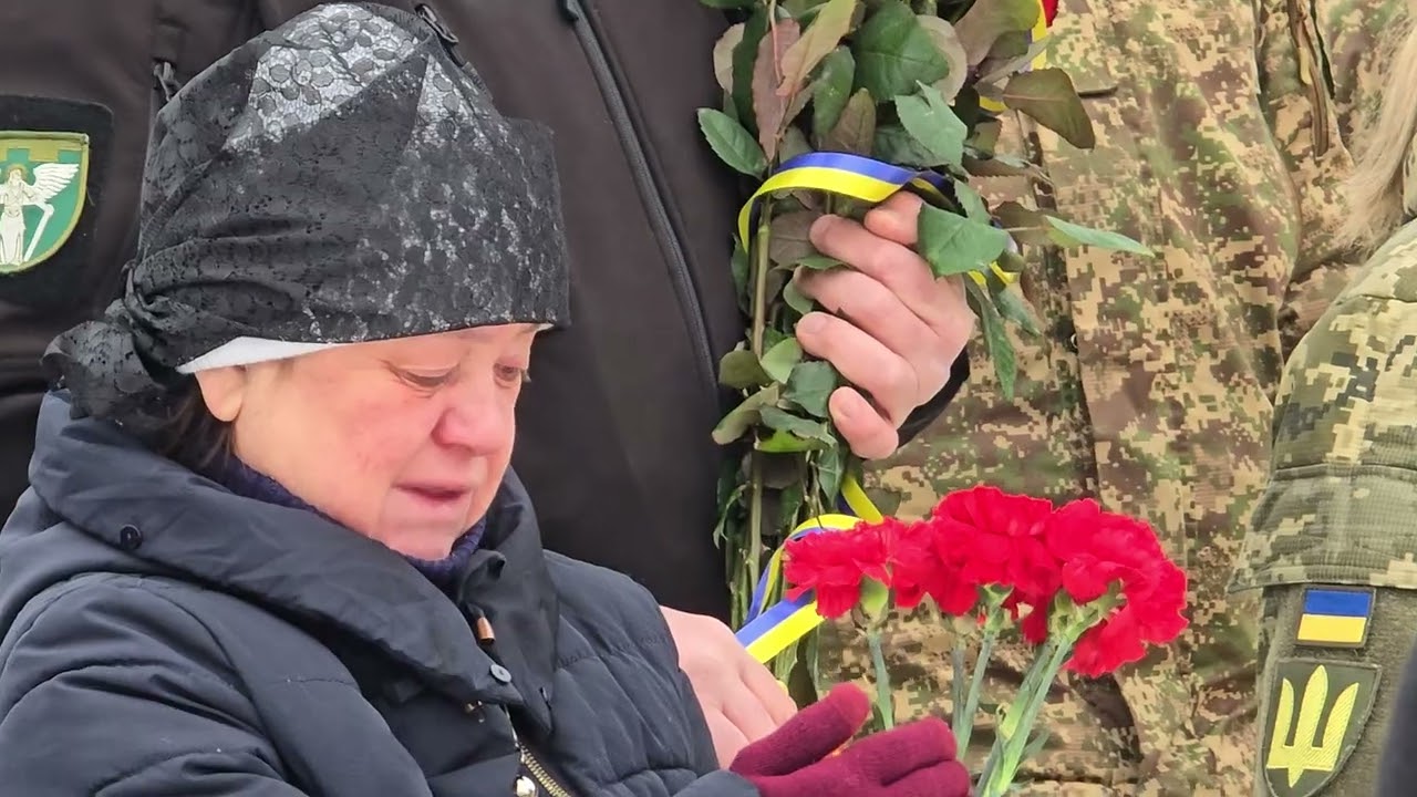  Ірпінська громада зустріла живим коридором молодого захисника — 36-річного Віталія Колінько.