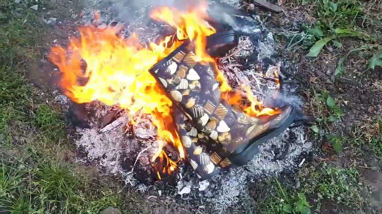 „Chocolate“ rubber boots burned