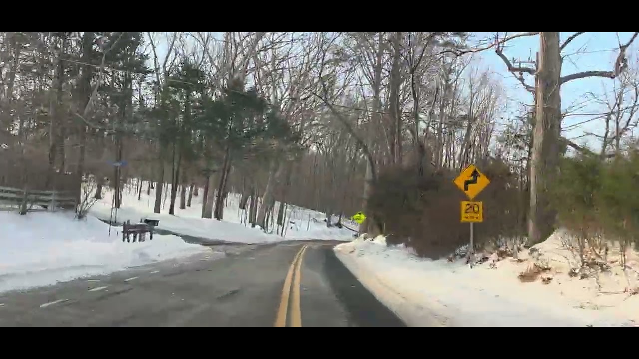 Riverbend Park Road is covered with snow and ice(రివర్‌బెండ్ పార్క్ రోడ్డు ఐస్‌తో కప్పబడి ఉంది.)01
