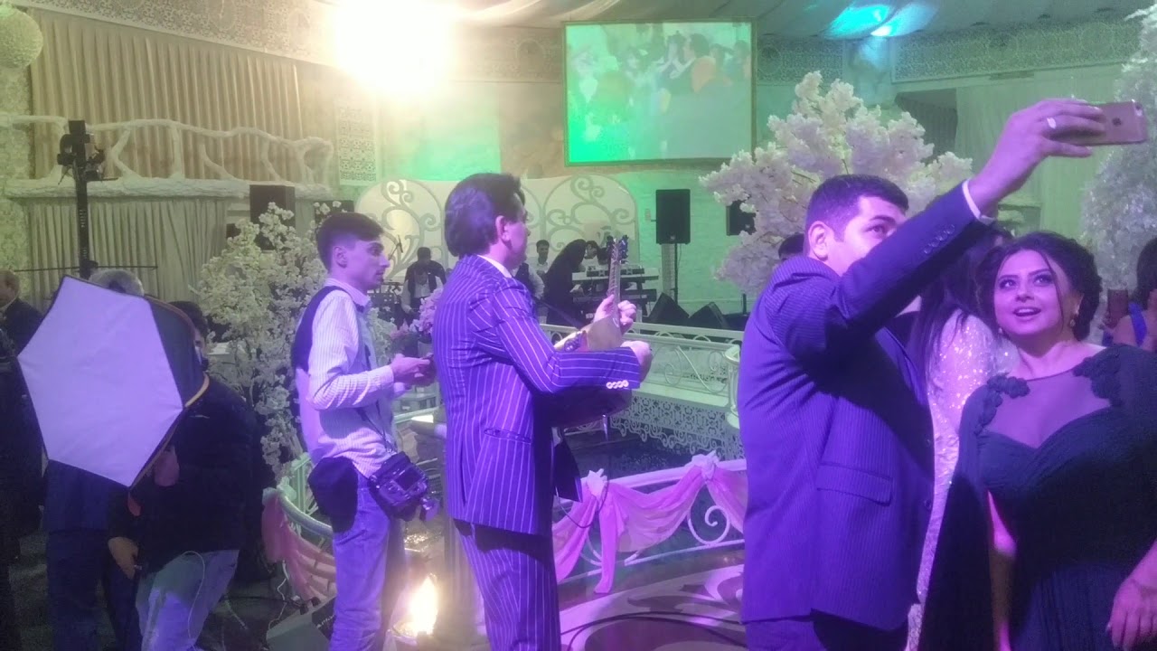 Fezail Miskinli Baki Eylence Merkezi  Menzure Musayevanin Qizinin Toyunda Sou Biznesi Ayaga Qaldirdi