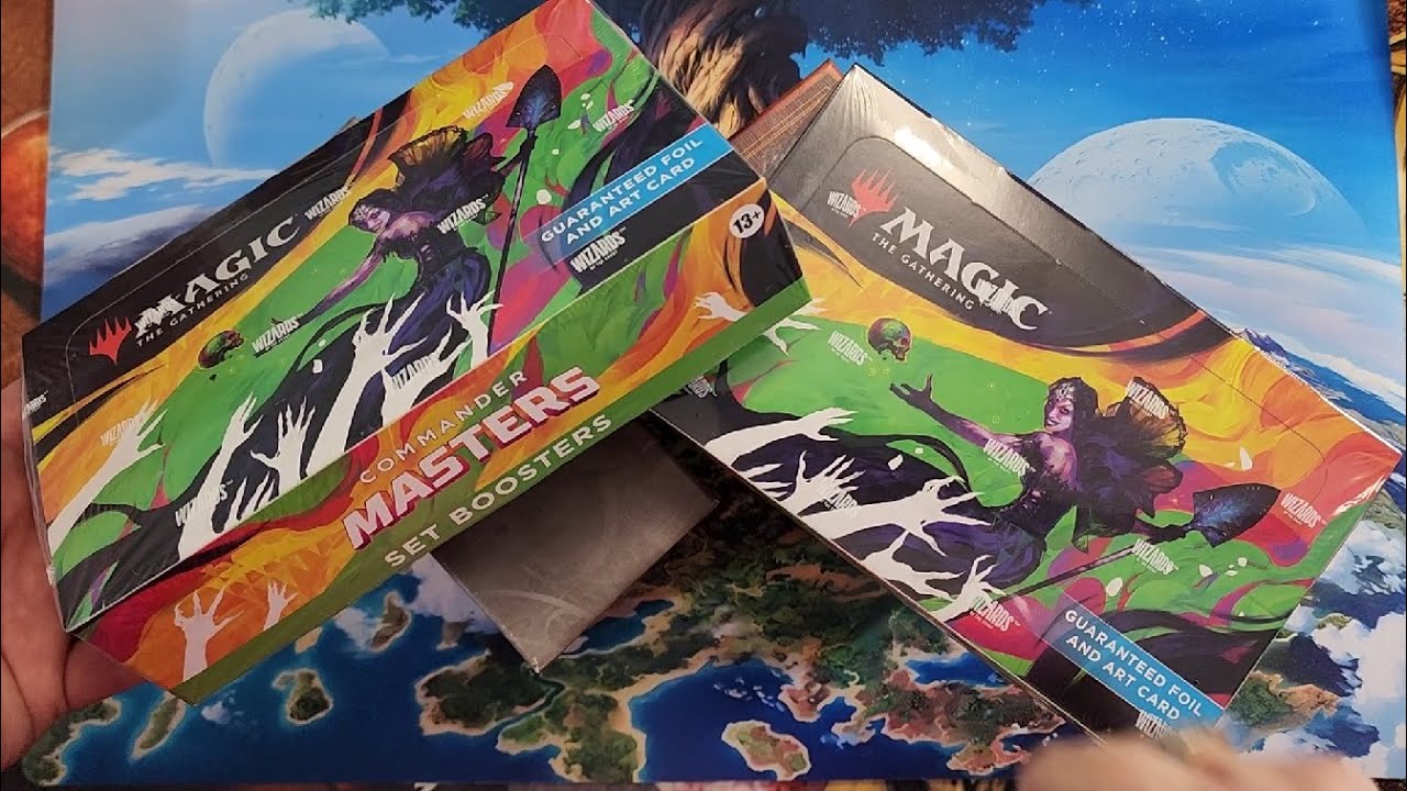 Открыта коробка с бустером BEST Commander Masters Set