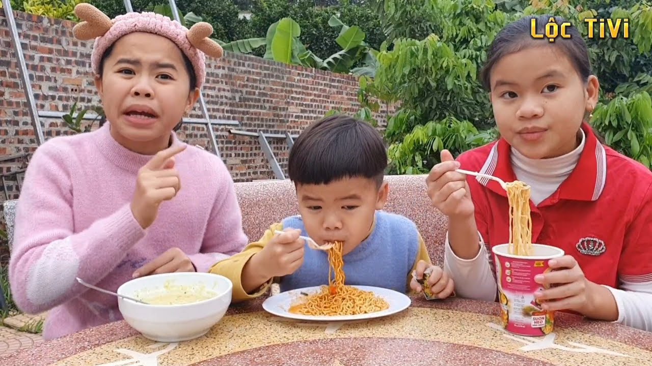 Lộc TiVi Ăn Mì Tôm Cháo, Mì Tôm Trộn, Mì Tôm Hộp