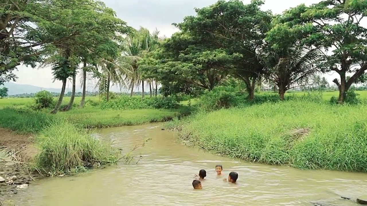 AKHIR NYA AKA AISY MASA KECIL MERASAKAN MANDI DI KALI