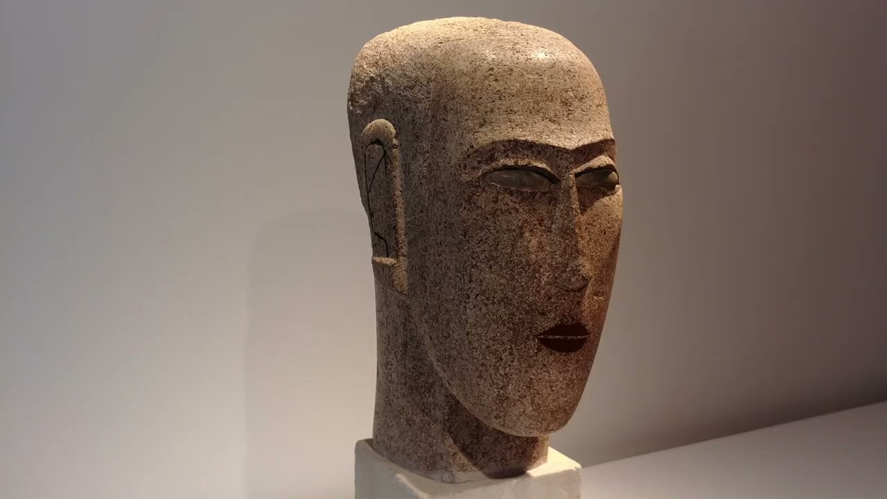 Sculptures dans le jardin du musée Zadkin à Paris