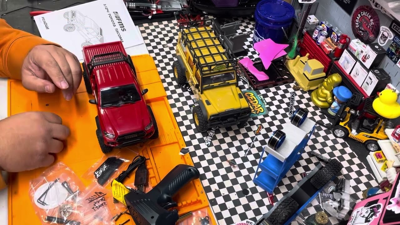 Unboxing the new Fcx24m Tacoma