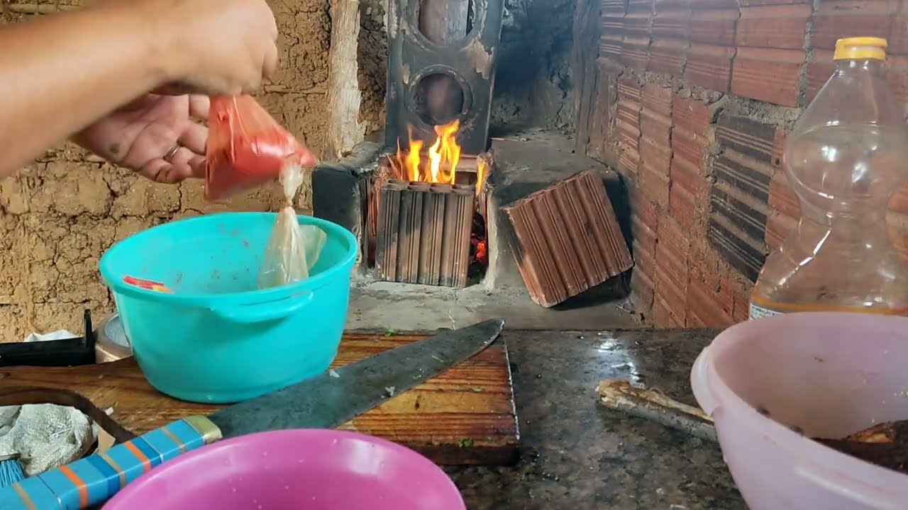 ACENDENDO O FOGÃO A LENHA PARA FAZER O ALMOÇO BAIÃO DE DOIS COM FRANGO
