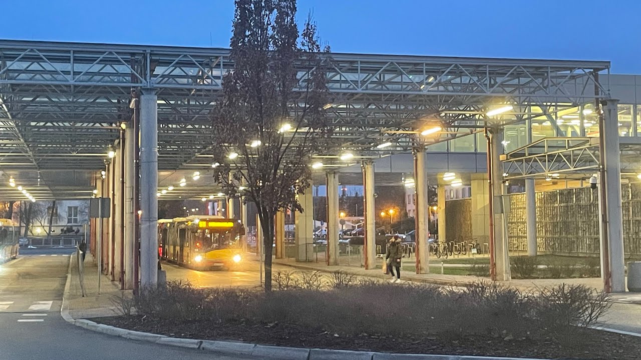 Odjazdy autobus&oacute;w z pętli Metro Młociny