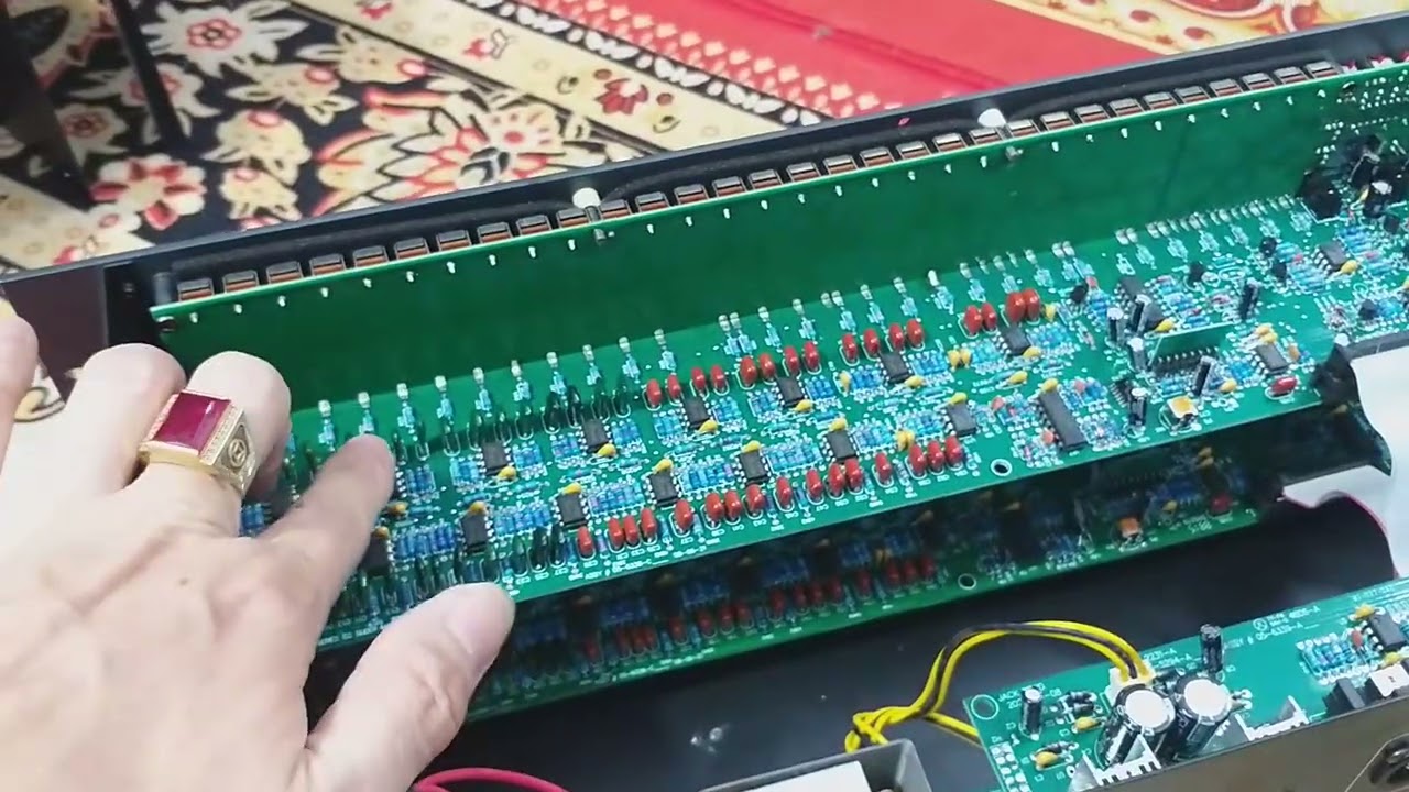 cứ qua lọc dbx 2231 xịn này mới hoàn hảo được,hay lắm,đã đủ 48iC lại còn chạy 2nguồn ☎ 0772260096