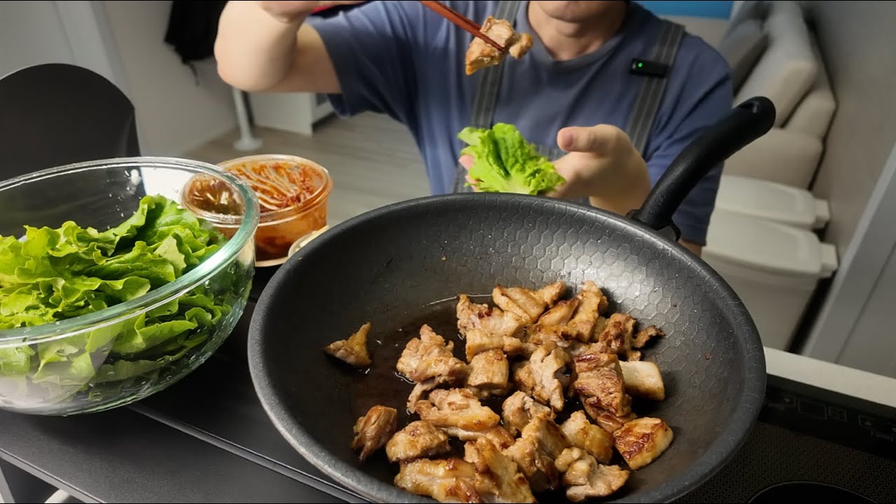 삼겹살 구이, 상추에 쌈 싸먹기