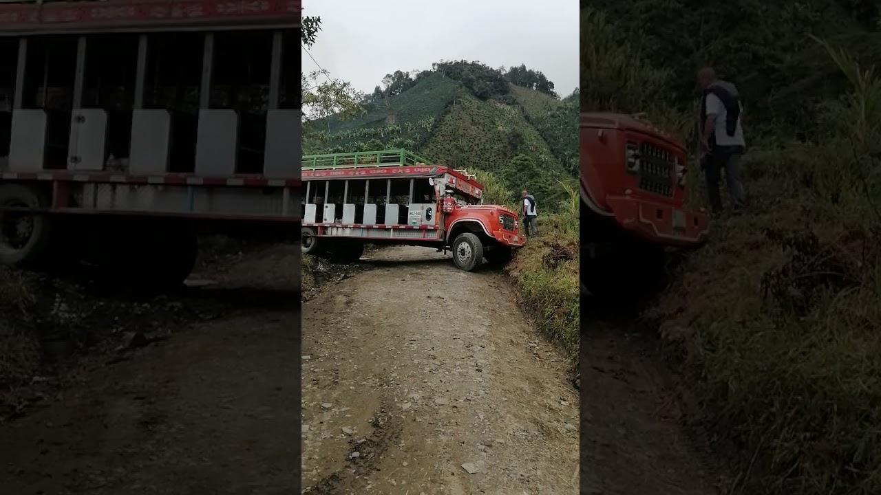 Chiva en la vuelta del codo San Daniel caldas