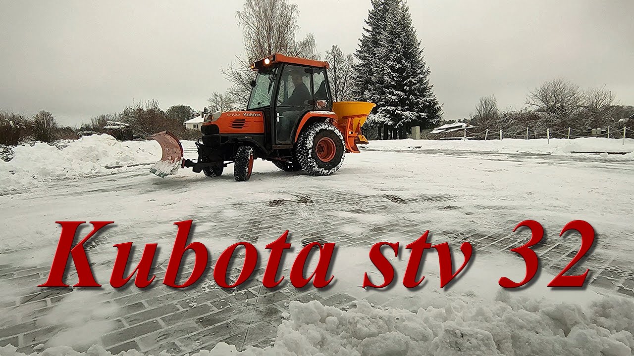 Kubota stv 32-чищу снег и посыпаю соль с песком.